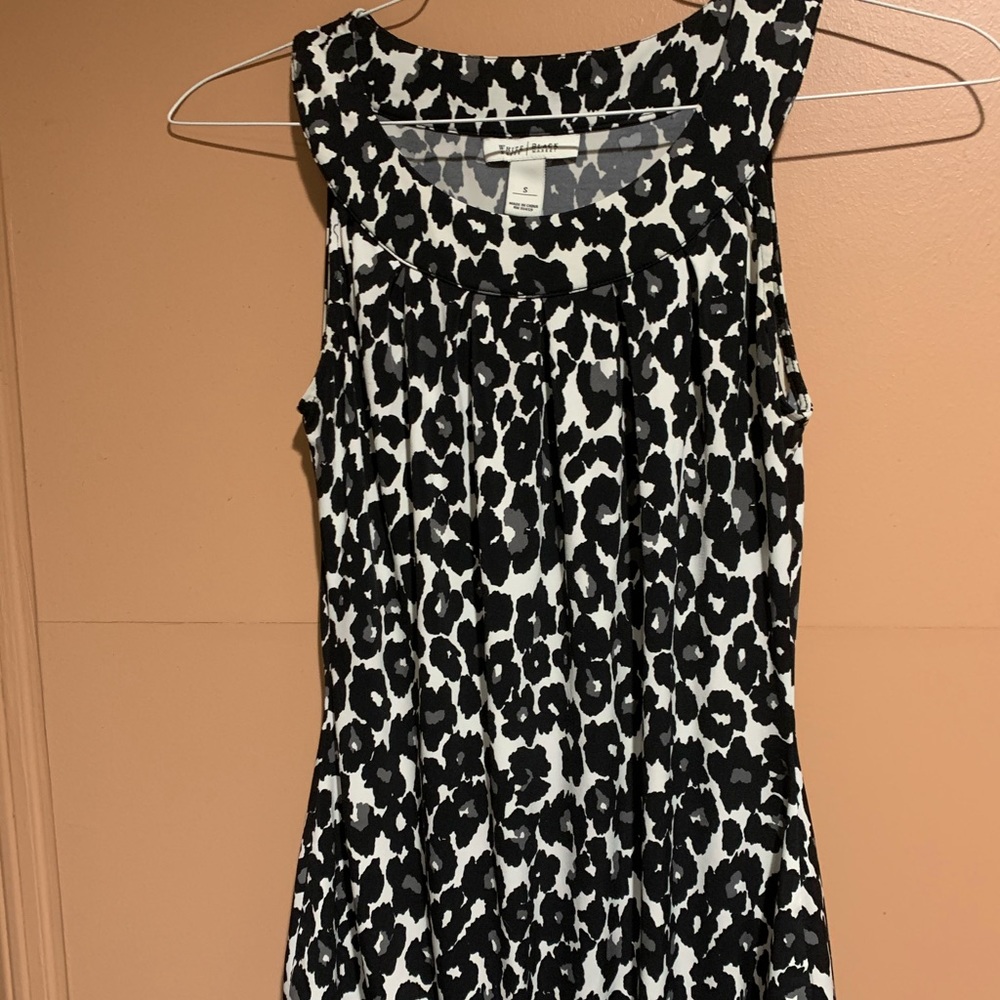 White House and Black Market cute top